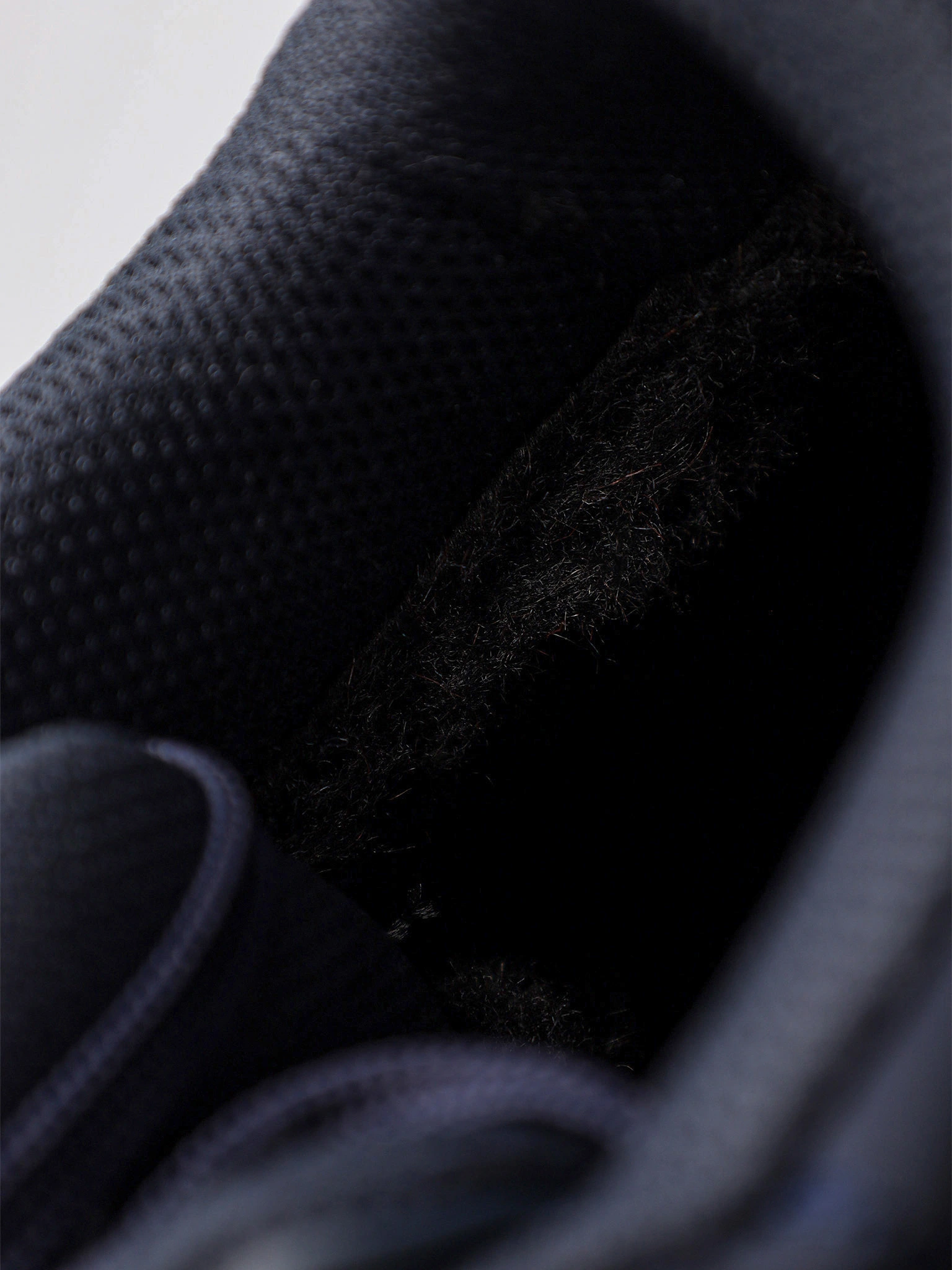 Кроссовки синего цвета комбинированные на средней подошве